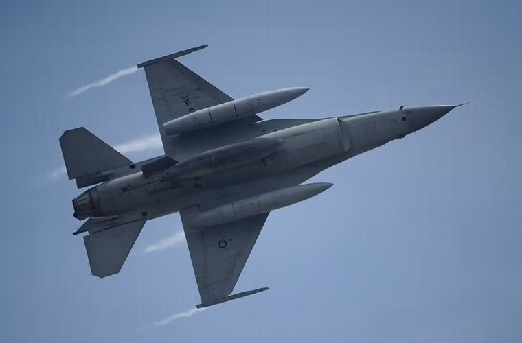 Trong ảnh là một trong các máy bay chiến đấu đa năng F-16 của Không quân Indonsia bay biễu diễn trong ngày kỷ niệm 69 năm thành lập quân đội.