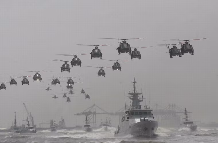 Trên biển, đội hình tàu chiến và máy bay của Hải quân Indonesia thực hiện cuộc duyệt binh hoành tráng phô diễn sức mạnh của xứ sở vạn đảo. Hải quân Indonesia được xem là lực lượng quân sự trên biển lớn nhất Đông Nam Á với quân thường trực 74.000 người, 150 tàu các loại và 55 máy bay.