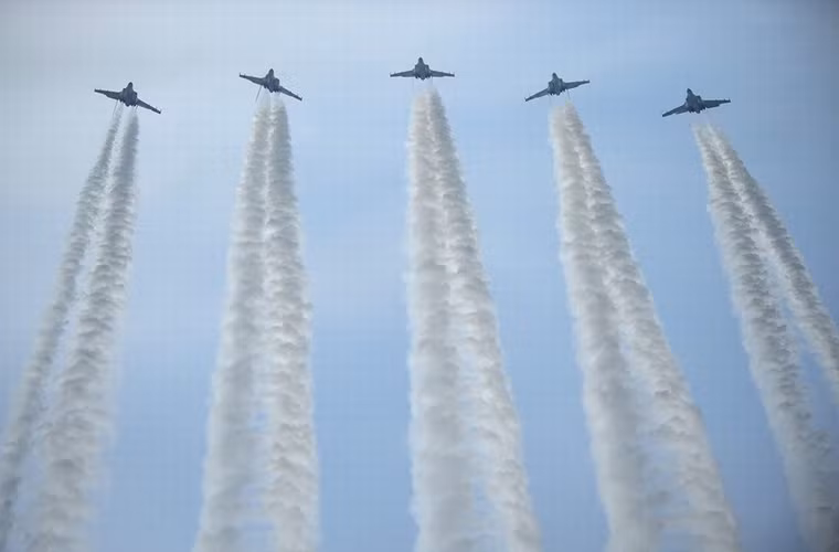 Không quân Indonesia cũng thuộc lớn trong khu vực với 37.850 quân cùng 510 máy bay (trong đó có 110 chiến đấu cơ). Indonesia sở hữu nhiều loại chiến đấu cơ hiện đại như Su-27/30l F-16, Hawk Mk.209...