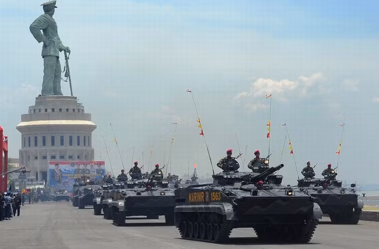 Xe chiến đấu bộ binh mạnh nhất thế giới BMP-3 của Lính thủy Đánh bộ Indonesia trong cuộc duyệt binh.