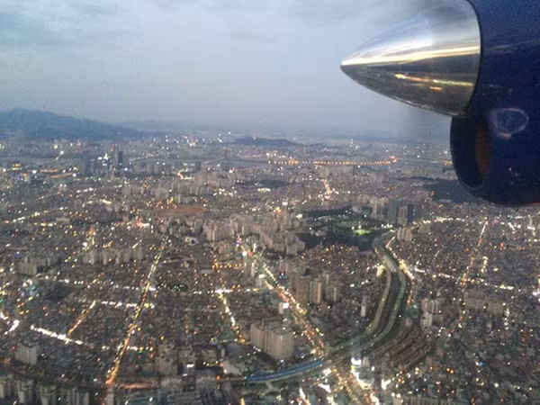 DHC-6 trong chặng bay qua thủ đô Seoul, Hàn Quốc.