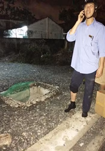 Anh Cường thời điểm vừa được người dân cứu lên sau khi lọt hố công trình (ảnh người dân cung cấp).