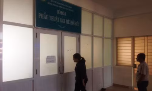 Vợ của nạn nhân Cường đứng ngồi không yên trước cửa Khoa phẫu thuật gây mê hồi sức bệnh viện ĐKKV Thủ Đức chờ kết quả phẫu thuật cho chồng.