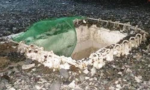 Chiếc hố công trình thi công hào kỹ thuật do công ty CP điện nhẹ Viễn Thông thi công trên đường Phạm Văn Đồng, nơi nạn nhân Phạm Thế Cường gặp nạn.