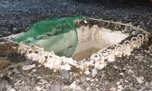 Chiếc hố công trình thi công hào kỹ thuật do công ty CP điện nhẹ Viễn Thông thi công trên đường Phạm Văn Đồng, nơi nạn nhân Phạm Thế Cường gặp nạn.