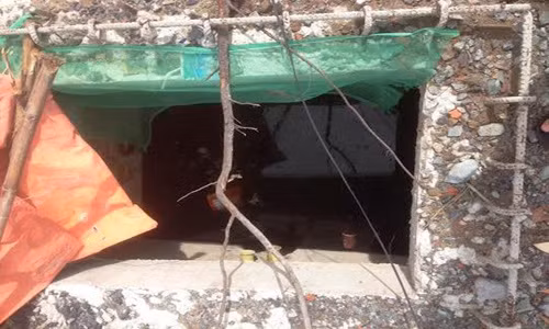 Hố khá rộng và sâu bằng phẳng với mặt đường nhưng đơn vị thi công không che chắn, cảnh báo khiến người dân gặp nạn.