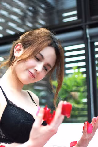 Được biết, Takizawa Laura từng rủ các fan sang tận Hong Kong để cổ vũ cho đội bóng đá mà cô yêu thích.