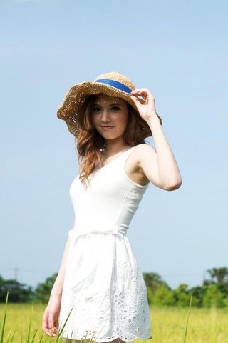 Tuy nhiên, Takizawa Laura hiện cũng có lượng không nhỏ fan cuồng, hâm mộ cô hết mình. Mối quan hệ giữa cô và các fan cũng khá khăng khít và nhiệt tình.