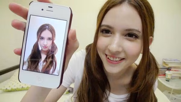 Từng được phong danh hot girl số 1 Nhật Bản trong những năm 2010-2011, đến tháng 7/2012, Takizawa Laura bất ngờ quyết định tham gia vào ngành công nghiệp phim người lớn tại Nhật Bản.