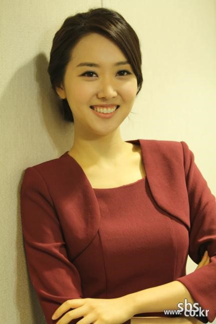 Kim Min Ji đã yêu và gắn bó với chàng tuyển thủ bóng đá Hàn Quốc từ những năm anh còn là cầu thủ của Man Utd. Thời kỳ đỉnh của của Park Ji Sung được mệnh danh là “người 3 phổi” luôn có người yêu xinh đẹp Kim Min Ji làm chỗ dựa tinh thần.