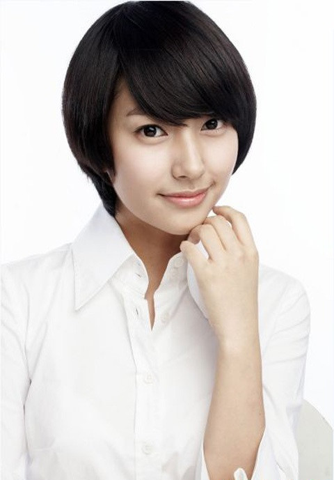 Theo chia sẻ của chàng cầu thủ, Kim Min Ji là cô gái xinh đẹp, nết na, thông minh và hiền lành. “Người 3 phổi” cảm thấy hạnh phúc, may mắn khi cưới được cô vợ hết lòng với anh và gia đình như Kim Min Ji.