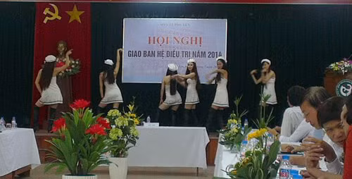 Bên cạnh đó, cũng có một số ít ý kiến phản bác lại, cho rằng tiết mục trên cũng như bao tiết mục khác, chỉ đơn thuần mang tính chất giải trí. Tuy nhiên, sự thật vụ việc này thế nào, đây có phải là tiết mục có thật trong hội nghị hay là ảnh photoshop, Kiến Thức sẽ thông tin tới bạn đọc.