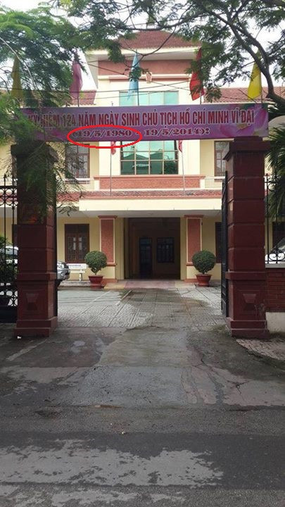 Năm sinh của Bác Hồ bị viết sai trên tấm biển chào mừng treo trước cổng Quận ủy quận Hồng Bàng nằm trên đường Phan Chu Trinh, Hải Phòng. Ảnh: CTV.