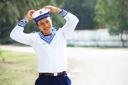 Cờ đỏ tung bay, Tổ Quốc dẫn đường. Núi rừng – Biển đảo. Nắm tay em thấy được - Anh vững chắc ngày đêm.