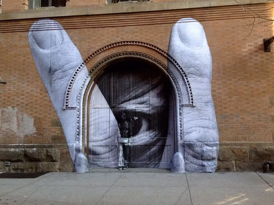 Cộng đồng nghệ sĩ đường phố ở New York được công nhận và hoạt động khá tự do. Họ có thể biến một cảnh quan rất bình thường bỗng trở nên rực rỡ, giàu trải nghiệm với đôi bàn tay của mình.