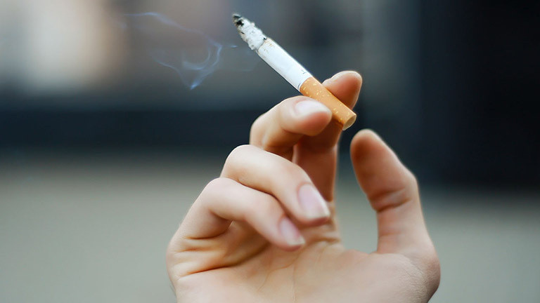  Hút thuốc lá. Nicotine trong thuốc lá có thể khiến các mạch máu trong tử cung co lại. Nếu bạn đang hút thuốc lá thì nên nghĩ đến chuyện bỏ thuốc ngay để tránh làm hại cả phổi lẫn tử cung.