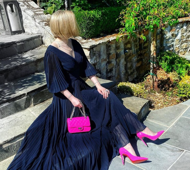 Trong từng bức ảnh trên Instagram, Lena còn thể hiện khả năng phối hợp trang phục, phụ kiện. Cô luôn dùng giày và túi xách có cùng tông màu và đều thuộc các thương hiệu đình đám. Trang phục và trang sức được fashionista chọn lựa cũng đều cầu kỳ và đắt đỏ. Nhiều set đồ được ước tính có giá không dưới 100.000 USD.