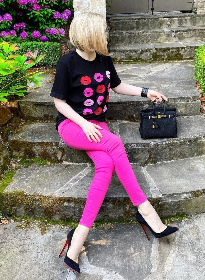 Năm 2019, Lena được tạp chí Forbes France xếp vào top 10 nhân vật có tầm ảnh hưởng ở mảng thời trang cao cấp thế giới. Trong khi đó, người hâm mộ nhận xét cô nàng có khả năng biến hóa như tắc kè hoa. Trang Instagram đầy màu sắc nhưng không kém phần tinh tế, tao nhã của Lena được khen đẹp tựa như cuốn tạp chí thời trang.