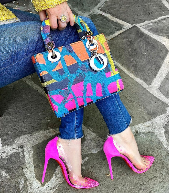 Người phụ nữ 39 tuổi này thuộc danh sách khách hàng thân thiết của nhiều nhà mốt tên tuổi. Mỗi khi có hàng mới, nhân viên hãng thường gọi điện thông báo, do đó cô sở hữu nhiều phiên bản túi xách, giày dép giới hạn.