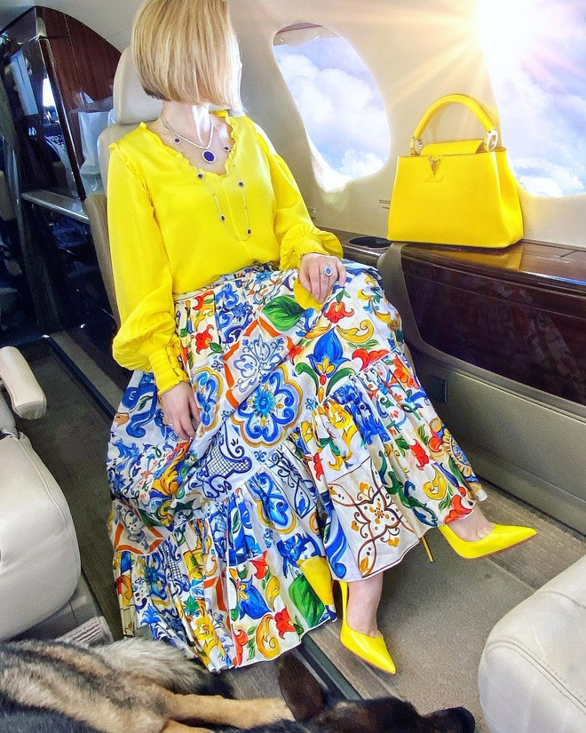 Lena không tiết lộ thông tin cá nhân cũng như công việc cụ thể. Cô cho biết bản thân không bao giờ chụp chính diện mặt vì muốn giữ sự riêng tư. Trước thắc mắc của nhiều người về lối sống của mình, fashionista chia sẻ bản thân coi việc mua nhiều quần áo, phụ kiện cũng như bỏ tiền chơi cổ phiếu. Đó đều là những khoản đầu tư có tính toán chứ không đơn giản chỉ là một thú vui.