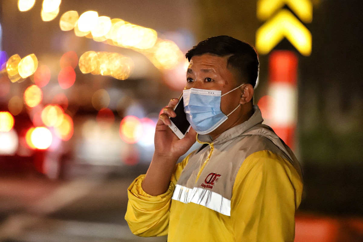 Anh Hoàng Văn Hùng (quê Thanh Hóa) liên tục gọi điện cho tài xế đến đón. Anh cho biết đã đợi xe gần 1 giờ.