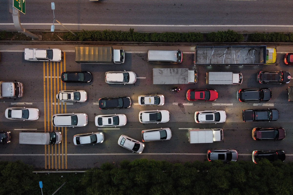 Chiếc xe máy len giữa dòng ôtô.