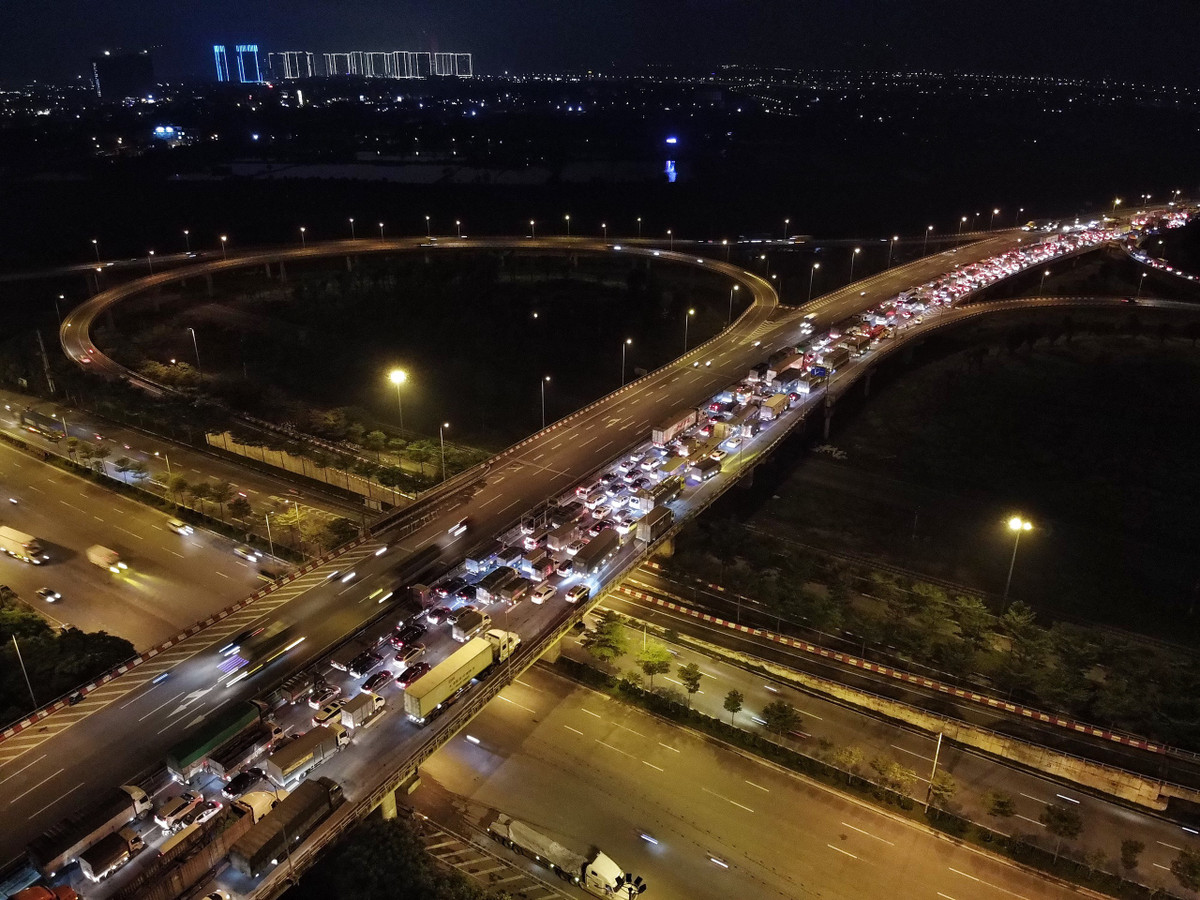 Khu vực nút giao với quốc lộ 5 lúc 18h45.