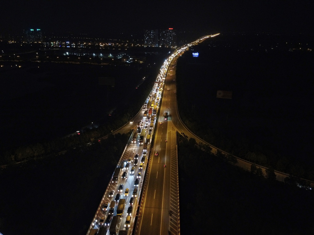 Đoạn ùn tắc kéo dài gần 8 km, tới gần khu vực cầu Phù Đổng (huyện Gia Lâm).