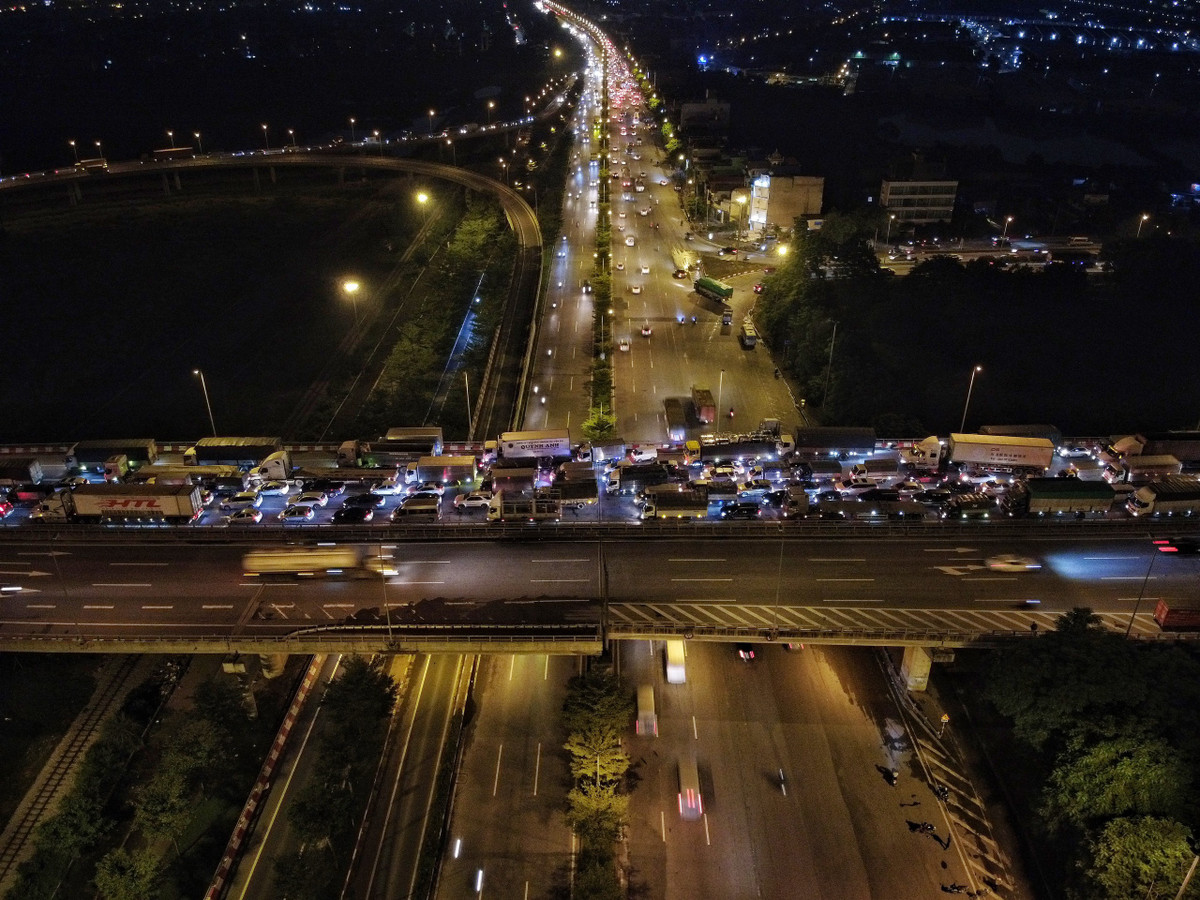 Nhiều phương tiện chuyển hướng đi về phía cầu Vĩnh Tuy, cầu Chương Dương, khiến đường Nguyễn Văn Linh ùn tắc cục bộ.