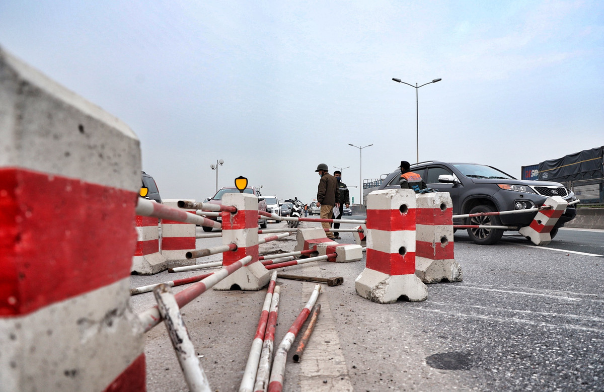 Khoảng 16h ngày 19/10, ôtô 7 chỗ do một phụ nữ cầm lái tông dải phân cách trên cầu Thanh Trì.