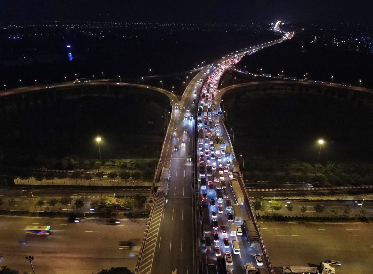 Theo Cục CSGT, lưu lượng giao thông qua cầu Thanh Trì đã lên đến hơn 123.000 xe/ ngày đêm, vượt thiết kế ban đầu khoảng 8 lần (15.000 xe/ ngày đêm).