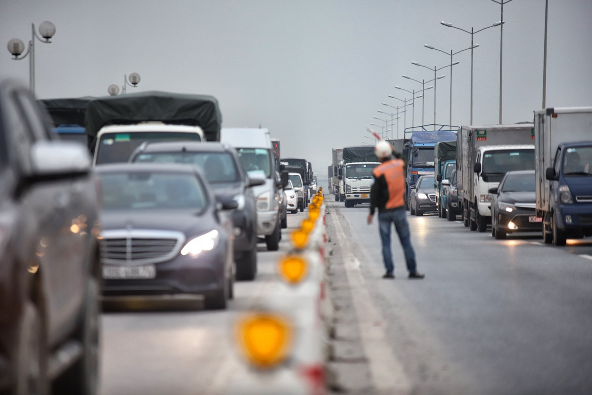 Lực lượng chức năng cảnh báo tài xế.