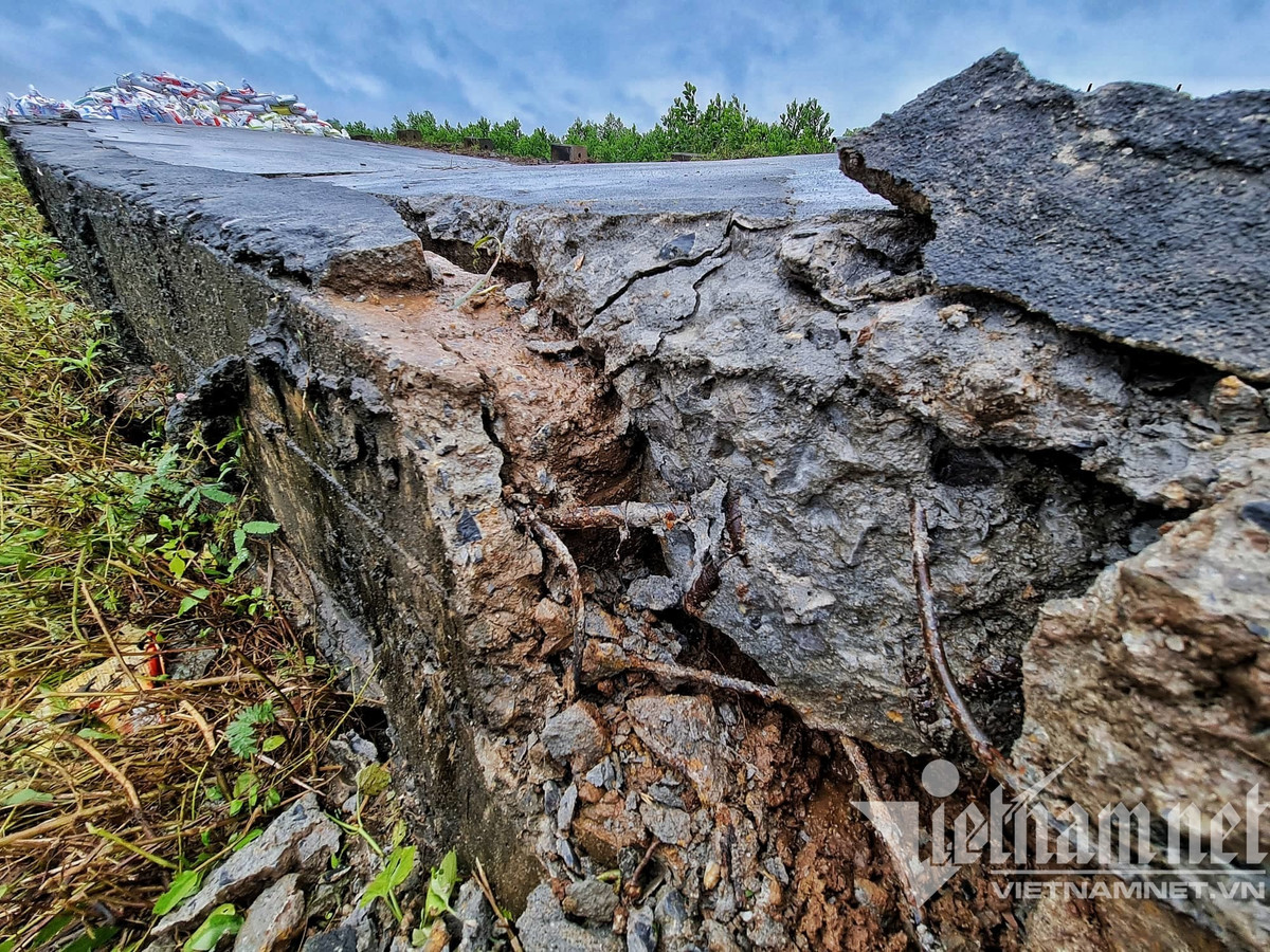 Được biết, vị trí đê hữu Đáy bị sụt lún là đoạn dẫn vào trạm bơm Tân Độ, trạm vận hành từ năm 1970, cấp nước cho hàng nghìn hecta cho hoa màu của xã Xuy Xá và xã Phùng Xá. (Một số vị trí bị đứt gãy trơ lõi sắt)