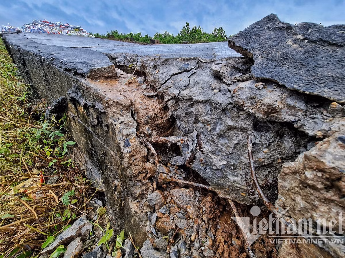 Được biết, vị trí đê hữu Đáy bị sụt lún là đoạn dẫn vào trạm bơm Tân Độ, trạm vận hành từ năm 1970, cấp nước cho hàng nghìn hecta cho hoa màu của xã Xuy Xá và xã Phùng Xá. (Một số vị trí bị đứt gãy trơ lõi sắt)