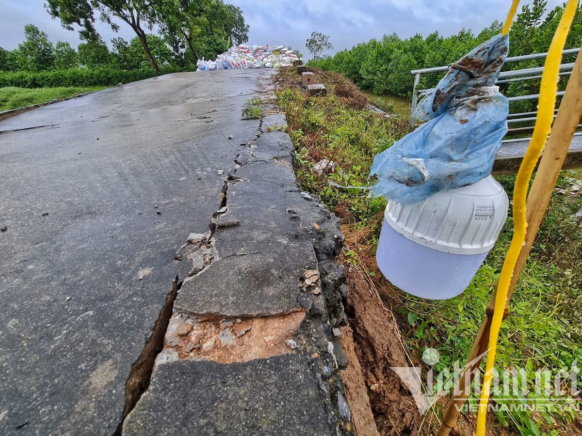Vào ban đêm, lực lượng dân quân xã bố trí người ứng trực, canh vỡ đê