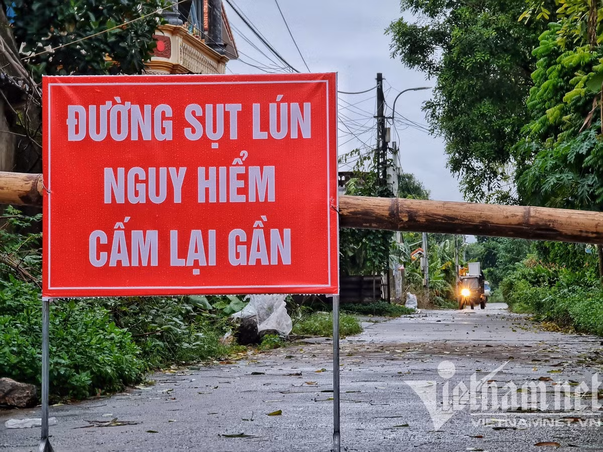 Biển cảnh báo được lắp đặt cách vị trí lún đê khoảng 400m