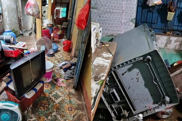 Nhiều gia đình bị nước vào nhà gây ngập sâu, tình cảnh ngổn ngang.