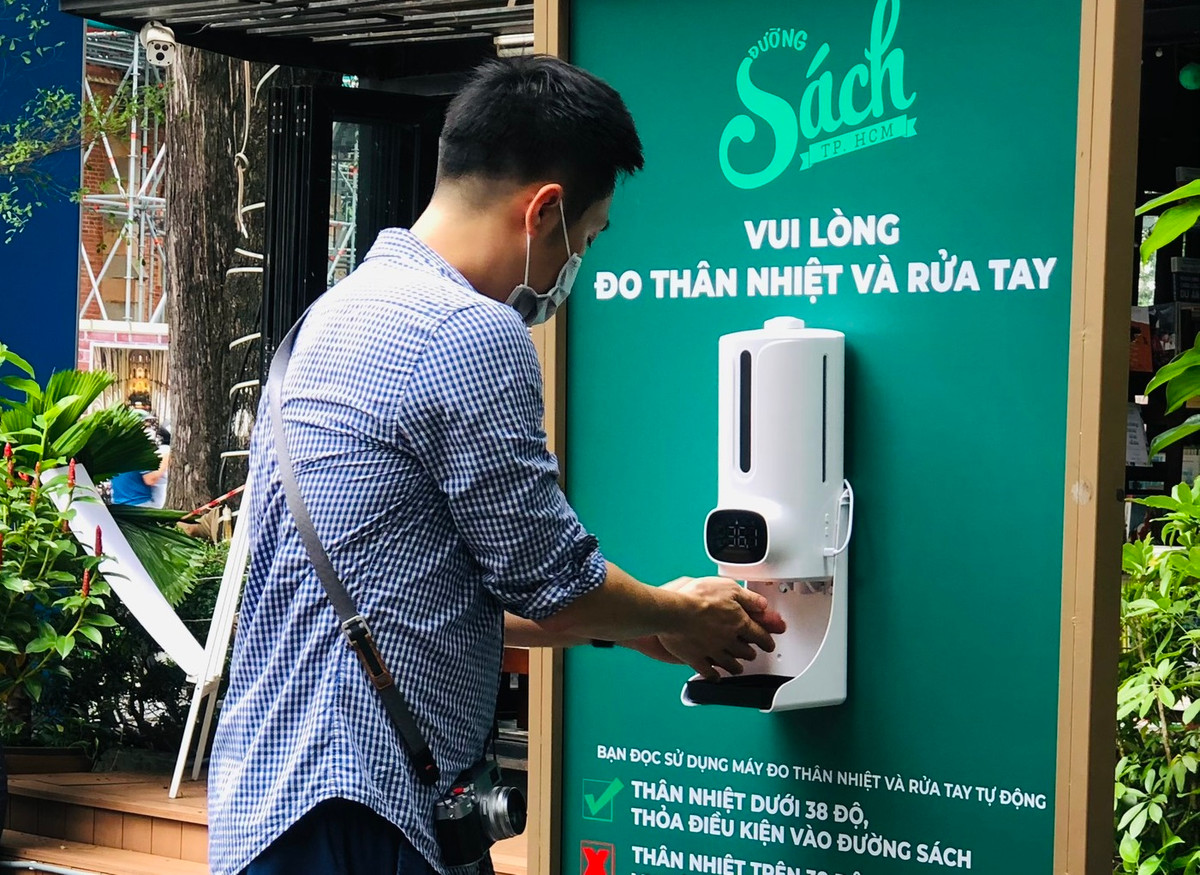 TP.HCM: Duong sach ngay dau tai mo cua-Hinh-5