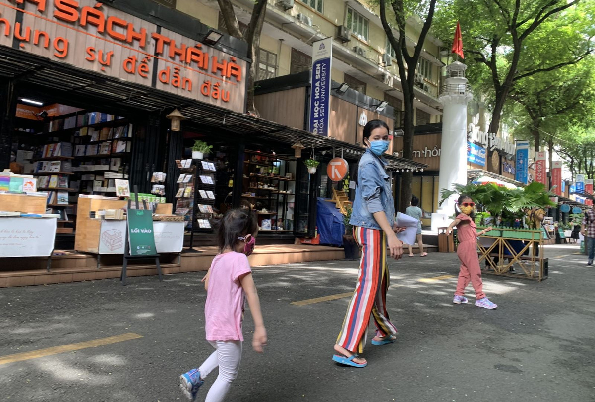 TP.HCM: Duong sach ngay dau tai mo cua-Hinh-6