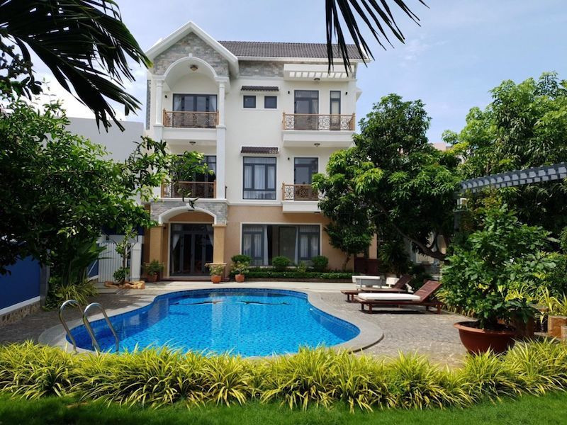 Biệt thự có bể bơi thường được xây dựng trên những khu đất có diện tích rộng rãi