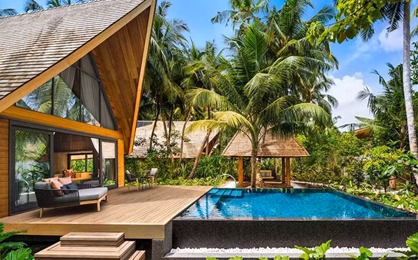 Biệt thự nhà vườn xanh mát, hồ bơi hình hình chữ nhật thiết kế đơn giản phù hợp với không gian nhỏ