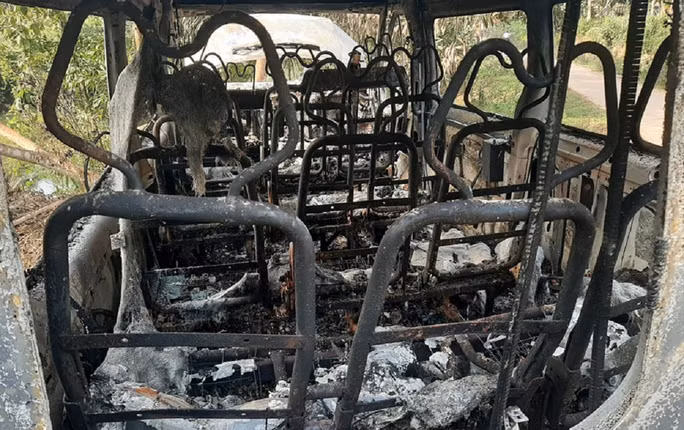 Xe oto 16 cho boc chay bat thuong trong dem, nghi bi phong hoa-Hinh-2