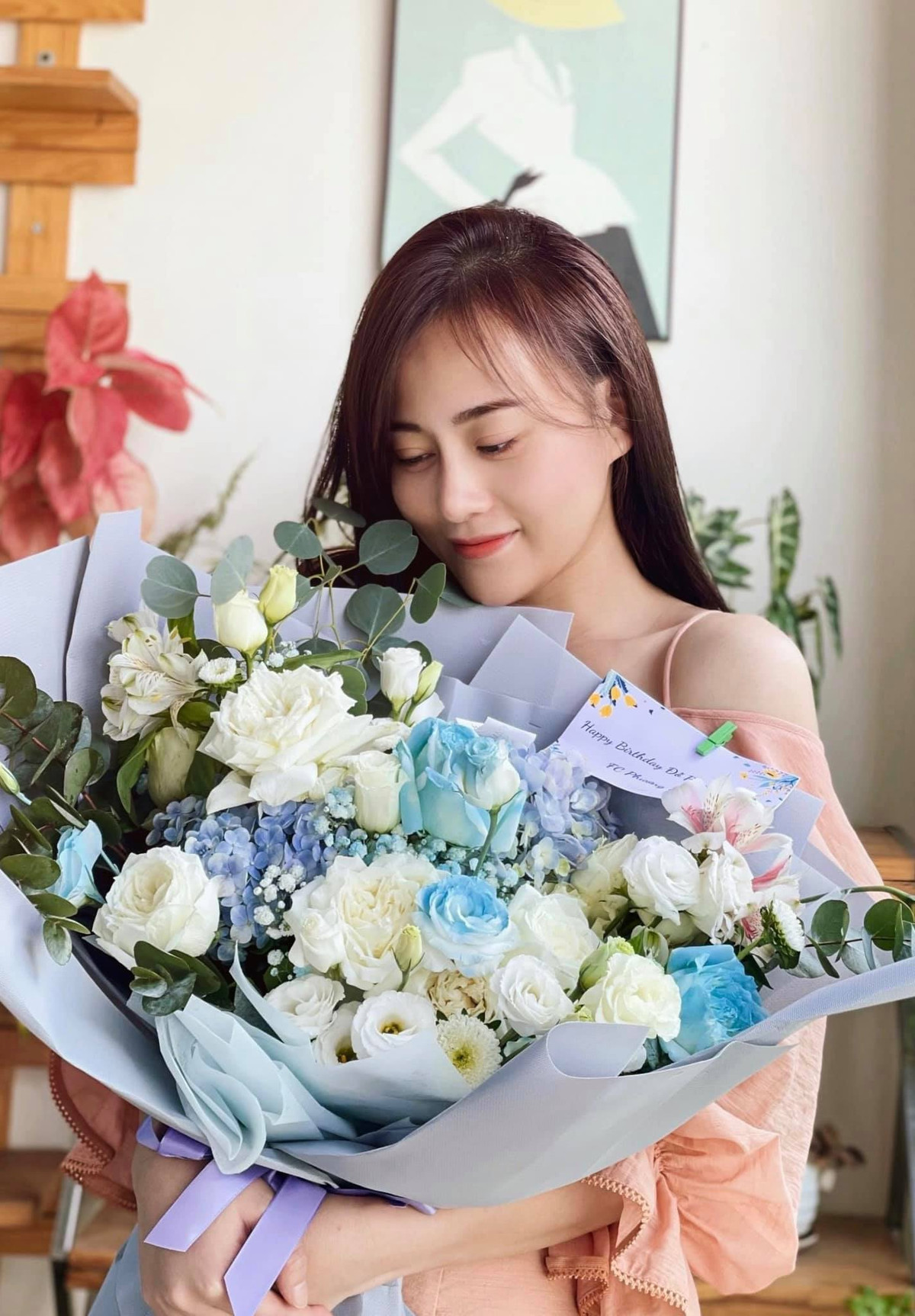 Những ngày cuối gắn bó với vai diễn, Phương Oanh đón sinh nhật lần thứ 32 trên phim trường. Cô cũng từng chia sẻ rất tiếc khi phải tạm biệt 'bé Nọng', cách gọi vui của nữ diễn viên với nhân vật của mình.