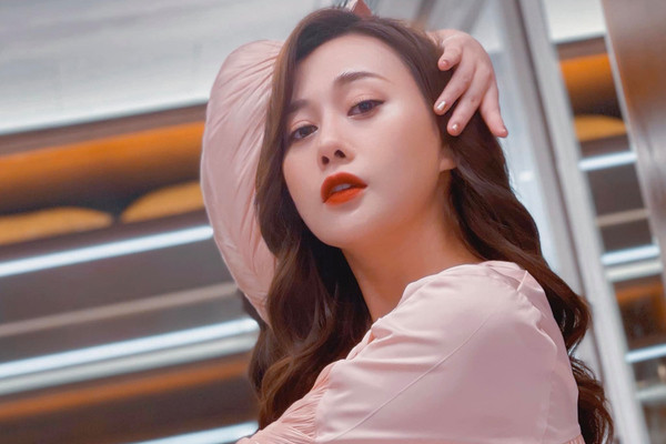 Sau khi khi quay xong Hương vị tình thân, Phương Oanh chia sẻ loạt ảnh gợi cảm trong chiếc đầm lụa hồng quyến rũ. Rất nhiều diễn viên như Võ Hoài Nam, Tú Oanh, Quách Thu Phương đã để lại bình luận khen ngợi 'con gái'. Đạo diễn Trịnh Lê Phong comment: "Em không hợp làm phim đâu! Đóng phim xong xinh đẹp hẳn lên".