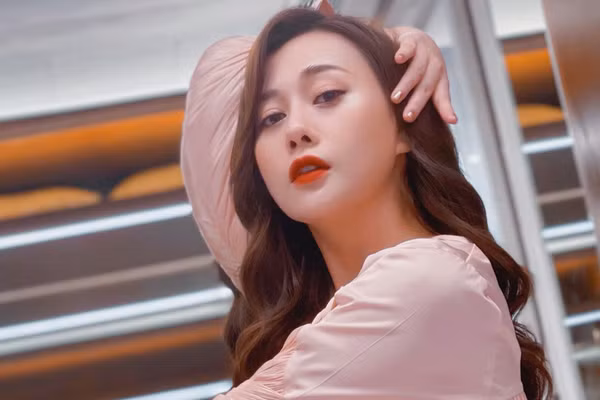 Sau khi khi quay xong Hương vị tình thân, Phương Oanh chia sẻ loạt ảnh gợi cảm trong chiếc đầm lụa hồng quyến rũ. Rất nhiều diễn viên như Võ Hoài Nam, Tú Oanh, Quách Thu Phương đã để lại bình luận khen ngợi 'con gái'. Đạo diễn Trịnh Lê Phong comment: "Em không hợp làm phim đâu! Đóng phim xong xinh đẹp hẳn lên".