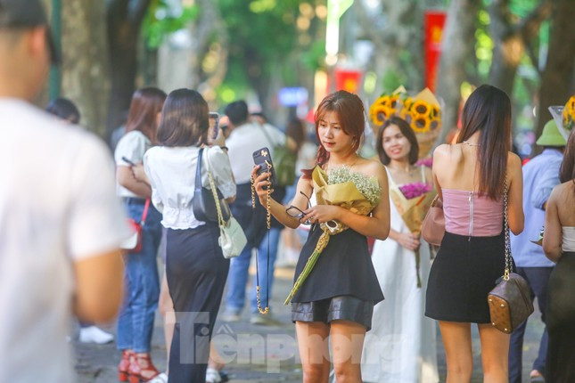 Ram ro len day cot, vi sao du lich van that thu dip 2/9?