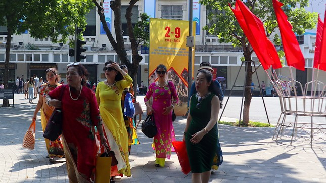 Dịp nghỉ lễ 2/9, Thủ đô Hà Nội là địa điểm được nhiều du khách lựa chọn làm điểm tham quan du lịch bởi ý nghĩa lịch sử và thời tiết mùa thu lãng mạn, nên thơ.