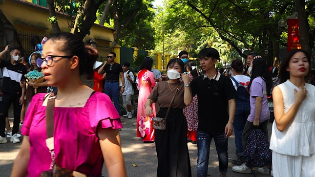 Nhiều bạn trẻ lựa chọn về quê muộn vì sợ cảnh chen chúc nhau như mọi năm. Chị Phùng Thị Ngọc Mai (Ba Vì, Hà Nội) cho biết: " Mình chọn về muộn một ngày để có thời gian tận hưởng mùa thu Hà Nội. Tuy nhiên, hôm nay địa điểm nào cũng rất đông người".