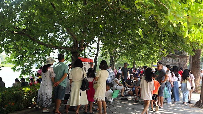 Tại khu vực bờ hồ quanh hồ Gươm, nhiều hoạt động diễn ra cho người dân và du khách trải nghiệm.