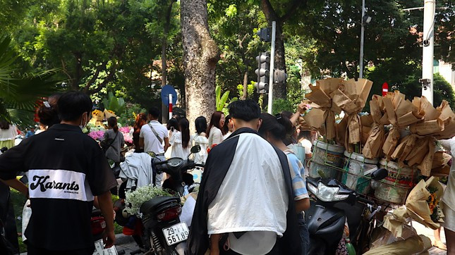 Những xe bán hoa tấp nập khách đến mua và chụp ảnh lưu giữ kỷ niệm. Khách đông nên các xe hoa bán rất chạy. Giá mua hoa sẽ giao động từ 100 - 200 nghìn đồng/bó tùy loại, còn phí thuê để chụp ảnh thì phí 50 nghìn đồng.